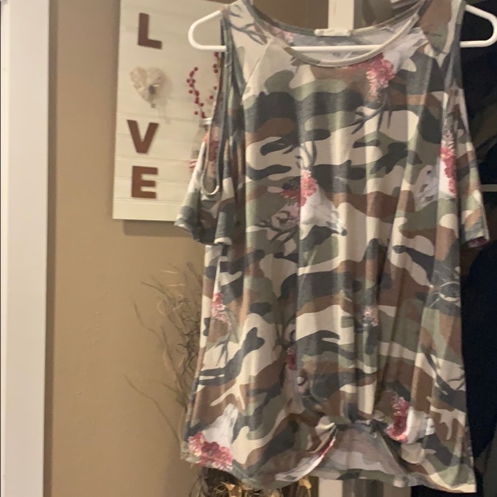 CUTE TOP CUT OUT SHOULDERS ONLY WORN ONCE